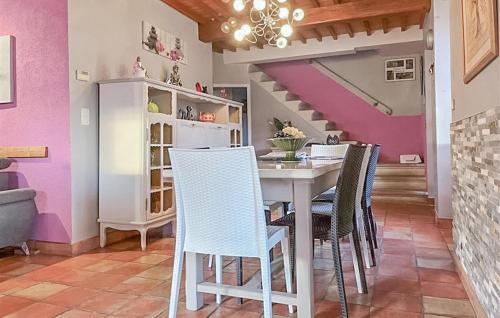 une salle à manger aux murs roses avec une table et des chaises dans l'établissement Nice Home In St Ambroix With Wifi, à Saint-Ambroix