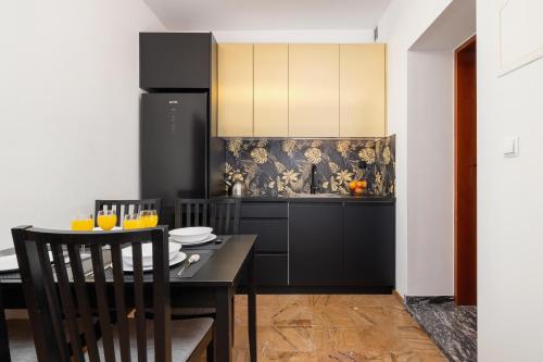 Una cocina o cocineta en Apartments on Krupówki Street with Mountain View by Noclegi Renters