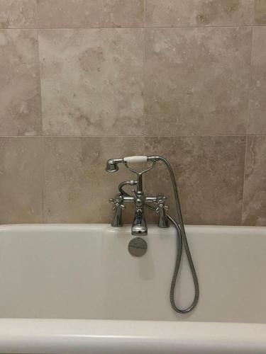 une baignoire avec un robinet dans une salle de bain dans l'établissement Villa de pont du Gard, à Remoulins