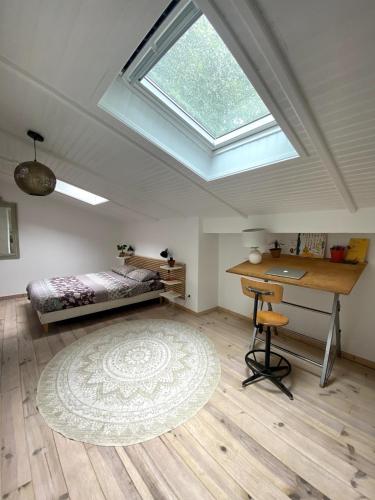 une chambre avec un lit, un bureau et une fenêtre dans l'établissement Villa au calme piscine chauffée dix couchages, à Seignosse
