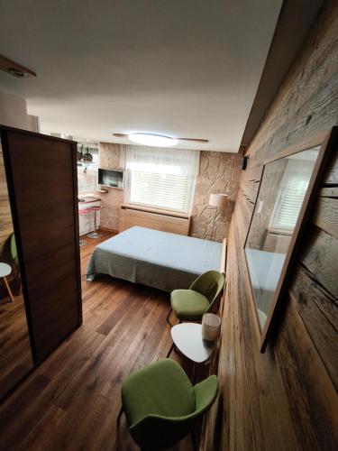 Ένα ή περισσότερα κρεβάτια σε δωμάτιο στο Cozy 1 room flat with sauna