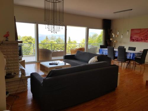 Χώρος καθιστικού στο Beachfront House Villa 35min from Athens