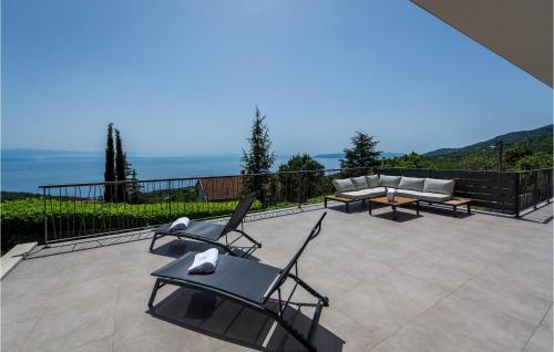 d'une terrasse avec des chaises et un canapé sur un balcon. dans l'établissement Villa The View Opatija, à Opatija