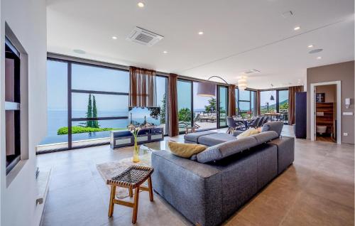 un salon avec un canapé et une grande fenêtre dans l'établissement Villa The View Opatija, à Opatija