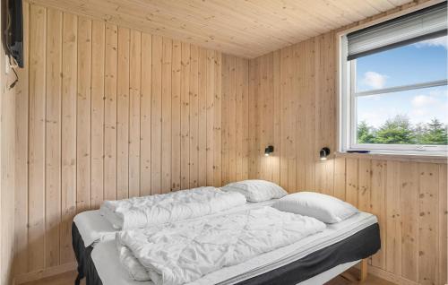 Katil atau katil-katil dalam bilik di Amazing Home In Idestrup With Sauna