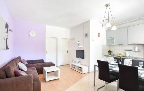 ein Wohnzimmer mit Sofa und Tisch in der Unterkunft Holiday Home Poljicka Cesta Iii in Marina