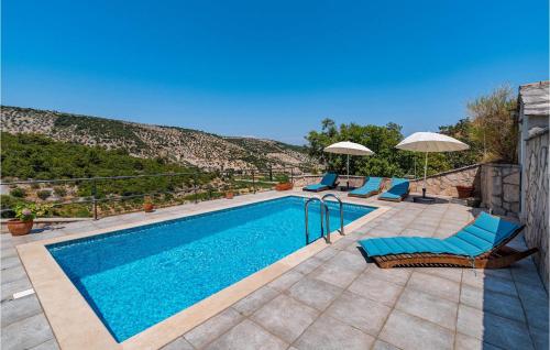 Bazén v ubytování Villa Dol nebo v jeho okolí