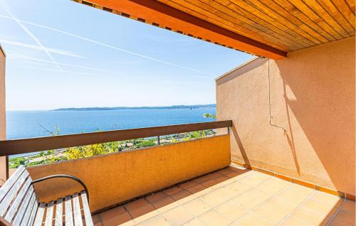 d'un balcon avec un banc et une vue sur l'eau. dans l'établissement 3 Bedroom Amazing Home In Sainte Maxime, à La Nartelle