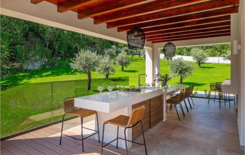 KršanにあるVilla Nicol Tireliの屋外キッチン(テーブル、椅子付)