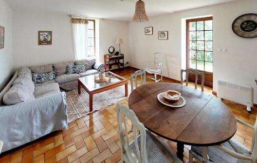 un soggiorno con un tavolo e un divano di Amazing Home In Saint-Privat-Des-Prés a Saint-Privat-des-Prés
