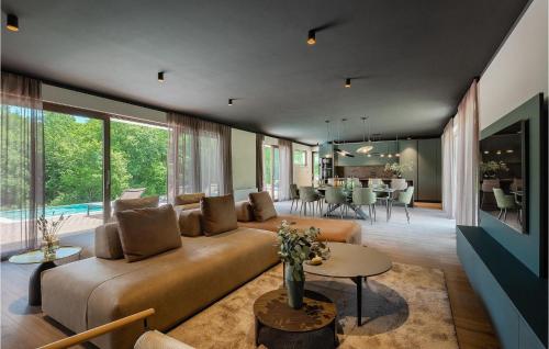 KršanにあるVilla Nicol Tireliのソファとテーブルのあるリビングルーム