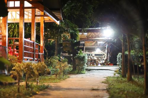 Κήπος έξω από το Kohmook Happy time Bungalow