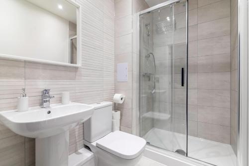 a bathroom with a sink toilet and a shower at Luxury Two Bed Apartment Near The 02 Arena in North Woolwich