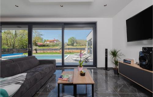 ein Wohnzimmer mit Sofa und Fernseher in der Unterkunft Villa Alison Deluxe in Ružići