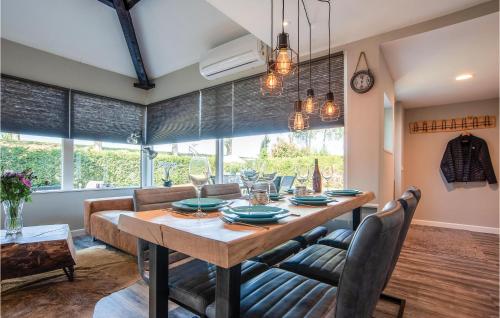 a dining room with a table and a couch at Oud Kempen Bungalow 99 in Stavenisse