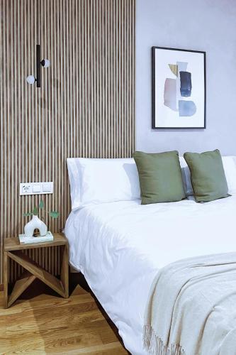 a bedroom with two beds and a side table at Apartamentos centro Vilagarcía in Vilagarcia de Arousa