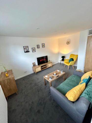 a living room with a couch and a table at Charming 2 bedroom flat in Basingstoke centre in Basingstoke