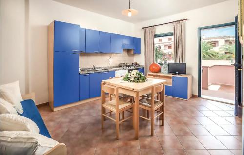 オロゼーイにあるTriloの青いキャビネットとテーブルと椅子のあるキッチン