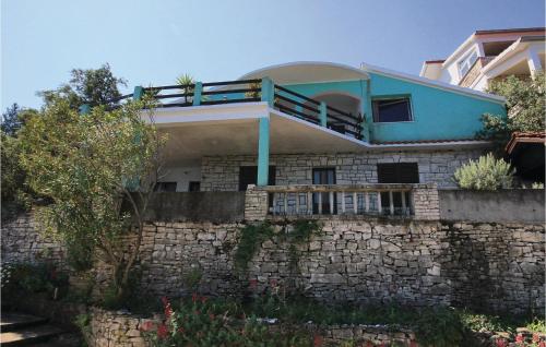 una casa in cima a un muro di pietra di Holiday Home Blaca Bb Ii a Prigradica