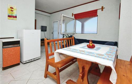una cucina con tavolo e frigorifero di Holiday Home Blaca Bb Ii a Prigradica