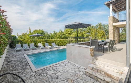 Bazén v ubytování Holiday Home Baredine Iii nebo v jeho okolí