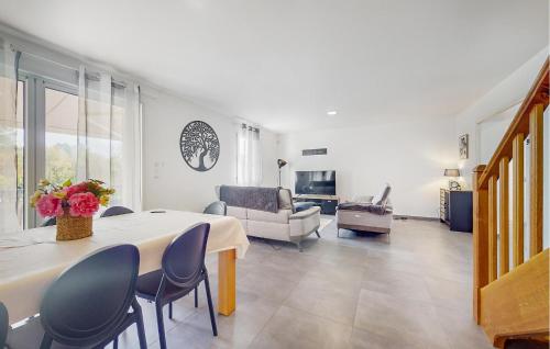 TV a/nebo společenská místnost v ubytování 4 Bedroom Amazing Home In Sanilhac