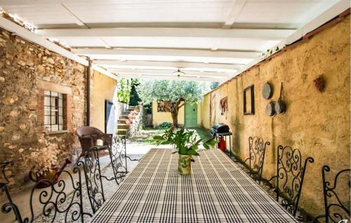 une table avec un vase assis au-dessus d'une table dans l'établissement 3 Bedroom Beautiful Home In Camaiore, à Camaiore