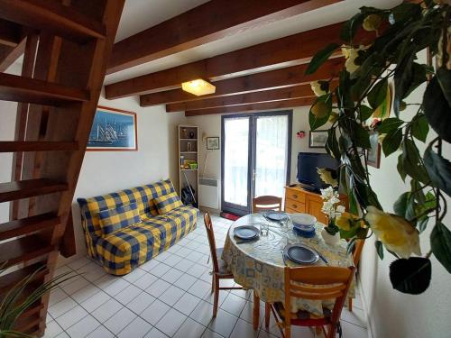 un salon avec une table et un canapé dans l'établissement Meschers sur Gironde - APPARTEMENT - résidence sur le PORT avec BALCON, à Meschers-sur-Gironde