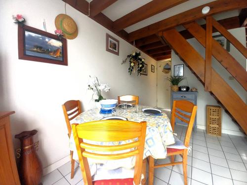une salle à manger avec une table et des chaises dans une cuisine dans l'établissement Meschers sur Gironde - APPARTEMENT - résidence sur le PORT avec BALCON, à Meschers-sur-Gironde