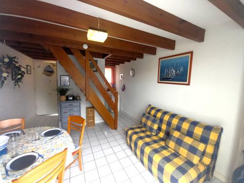 un salon avec un canapé et une table dans l'établissement Meschers sur Gironde - APPARTEMENT - résidence sur le PORT avec BALCON, à Meschers-sur-Gironde