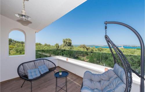 ザダルにあるVilla Furestaのバルコニー(ブランコ付)が備わる客室です。