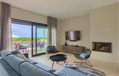 un salon avec un canapé bleu et des chaises dans l'établissement Villa Eleonora, à Poreč