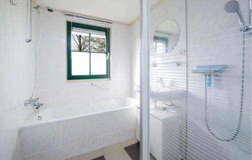 Bilik mandi di Awesome Home In Ijhorst With Kitchen