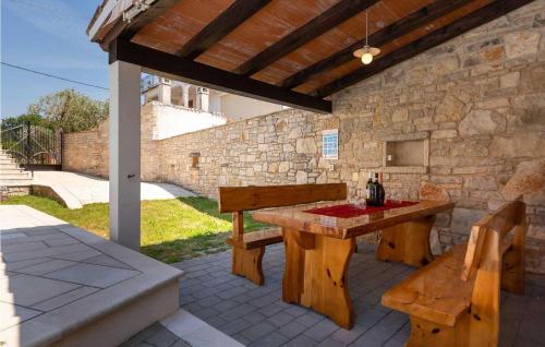 une table et un banc en bois sur une terrasse dans l'établissement Villa Zaneta, à Vošteni