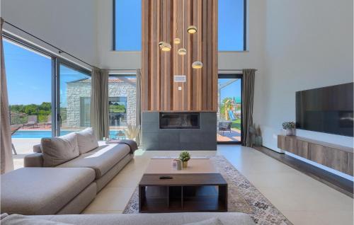 RapavelにあるVilla Ansiのソファとテレビのあるリビングルーム