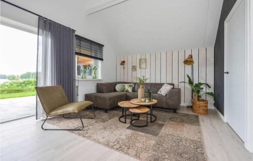 Ruang duduk di 3 Bedroom Stunning Home In Kerkdriel