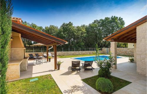 een achtertuin met een zwembad en een paviljoen bij Villa Natasha in Ružići