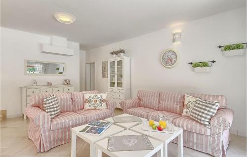 een woonkamer met twee banken en een tafel bij Villa Natasha in Ružići