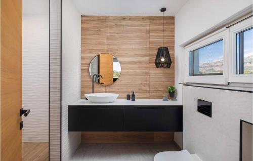 Bilik mandi di Stunning Home In Dubrava With Sauna