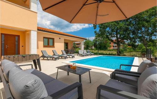 un patio con sillas y una piscina con sombrilla. en Villa Dora N, en Nedeščina