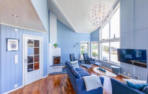 Vakaにある5 Bedroom Lovely Home In Ølensvågの青いリビングルーム(ソファ、テーブル付)