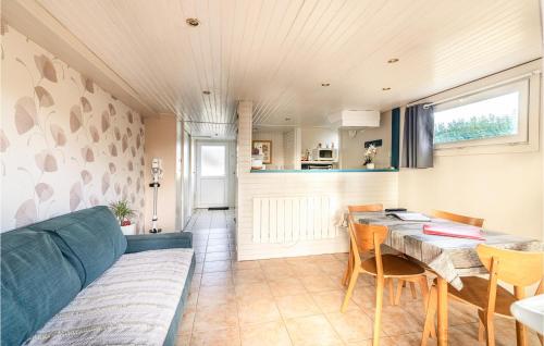 una sala de estar con un sofá y una mesa en Awesome Home In Criquetot-L'esneval, en Criquetot-lʼEsneval