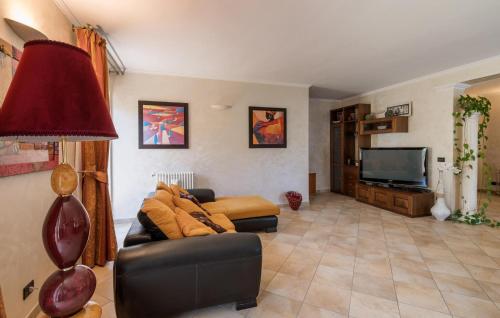 Μια τηλεόραση ή/και κέντρο ψυχαγωγίας στο 4 Bedroom Lovely Apartment In Nerola