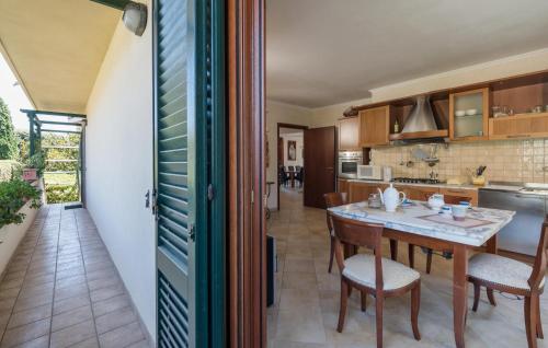 Η κουζίνα ή μικρή κουζίνα στο 4 Bedroom Lovely Apartment In Nerola