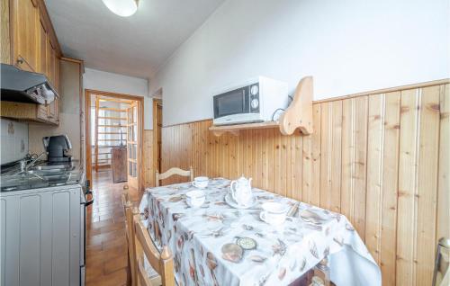 Dapur atau dapur kecil di Amazing Apartment In Camogli With Wifi