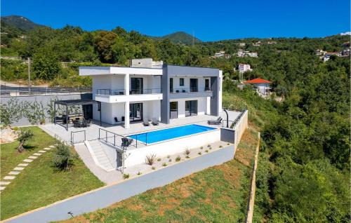 une vue aérienne d'une maison avec piscine dans l'établissement Villa Ziganto, à Opatija