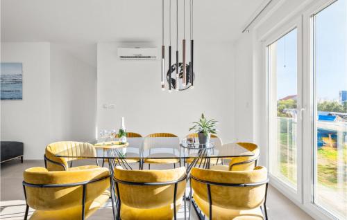 Χώρος καθιστικού στο 4 Bedroom Cozy Apartment In Srima