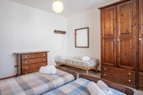 a bedroom with two twin beds and a dresser at Bellavista - Residence in Barzio center near free ski shuttle in Barzio