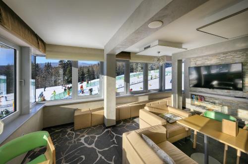 TV a/nebo společenská místnost v ubytování Harmony Hotel