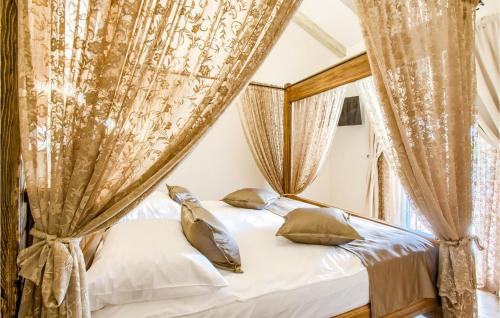 een slaapkamer met een bed met gordijnen en een raam bij Villa Mek in Zadar